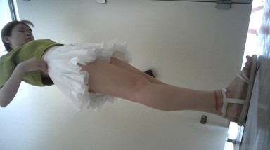 商场女厕全景偷拍 内裤被弄脏了的白色短裙小妹在里面换内裤