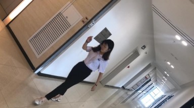 写字楼蹲守厕拍 制服装披肩发眼镜美女嘘嘘 粉粉的小穴太嫩了