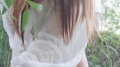 小姐姐玉米丛勾引：爷爷，我看一下你的鸡鸡，这么软啊，怎么能把它弄硬呢，摸就行了啊！