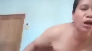 熟女妈妈 吃着妈妈的大奶 摸着妈妈的肥逼 妈妈给我打飞机 这样算不算乱伦 妈妈的表情亮了