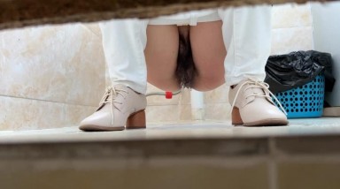 办公楼女厕冒死尾随黑衣白裤美女 清晰可见的肥美穴肉真心受不了