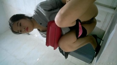 科技楼厕拍蹲守美女会计的小黑鲍 有心事闷闷不乐的