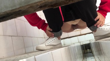 The dry toilet god sneaked into a technical school girl