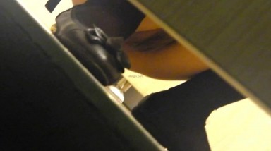 大神潜入商场女厕洞中偷窥多位年轻的少妇