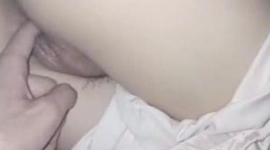 海角社区兄妹乱伦新人《爱上自己的亲妹妹》处女作 偷插强奸了一奶同胞的亲妹妹趁她睡觉时候插了进去露脸无码