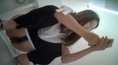 科技楼女厕蹲守 眼镜美女的小黑鲍鱼