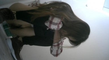 新! 工业园区（厕拍）刚下夜班格子衫美女的大黑B