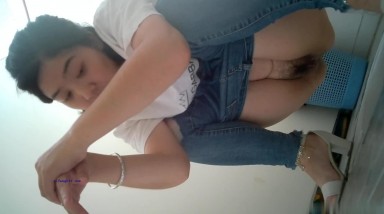 科技楼女厕蹲守  白衣牛仔裤嫂子 稀疏的穴毛 肉乎乎的大肥B