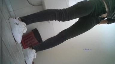 科技楼女厕蹲守 灰T恤长发美女 饱满的小穴 粉嫩的肉唇 细小的逼洞馋死人