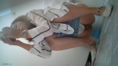 科技楼女厕蹲守 眼镜美女 光滑肥美的馒头逼