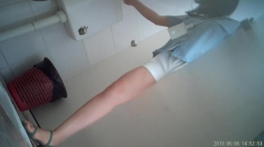 工业园区（女厕厕拍）一箭三雕 俩年轻妹子+丰满少妇 肥嘟嘟的大鲍鱼