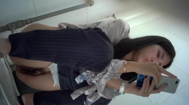 工业园女厕偷拍  极品身材的御姐 人美B更美