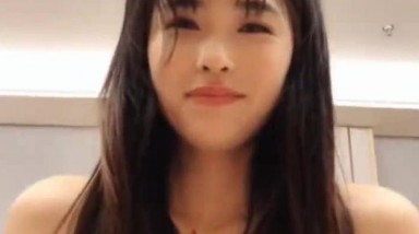 漂亮清纯美眉 你在拍什么 视频 滾 我去洗澡 不要 痛 下面痛 美眉洗了半天逼逼 出来却被爆了菊