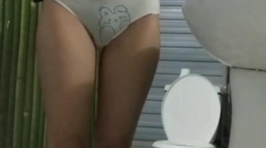 暑假去舅妈家玩偷拍 好身材表妹洗澡,她那纯棉卡通内裤被我偷偷拿来撸了好多次