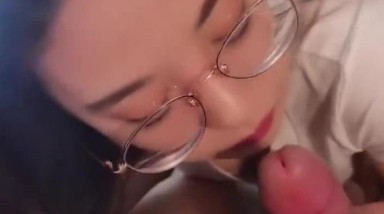 眼镜美女老湿吃鸡吃精 同学眼里的清纯女神 学生眼里的好老湿 背地里最喜欢吃鸡鸡喝精液的骚母狗