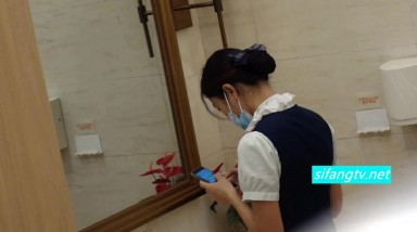 机场厕所偷拍到的极品空乘空姐妹子，制服丝袜美腿，尿量非常大，还这么年轻 逼 逼就黑成这样了，真可惜啊