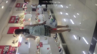 商场一路跟踪厕所女厕偷拍 刚放学的漂亮学妹 流血的小嫩鲍