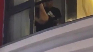 全网疯传惠州水东街事件 酒店窗前两人颠鸾倒凤引千人围观 多人拿手机拍摄 妹子说我不想看了