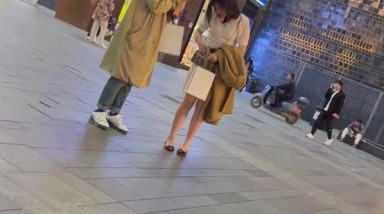 KFC 98 偷拍大神尾随无内裙底偷拍 学生无内冬天都光腿不穿内裤的学姐反差婊4K超清原版画质