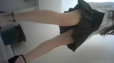 科技园女厕厕拍温婉可人大长腿前台 嫩白肌肤和鲜红肉穴馋得直流口水