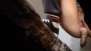 新女厕厕拍小伙冒死钻到厕沟低下拍邻居可爱妹子，果然昨晚和男友大战一场，B里流出大量残留的精液