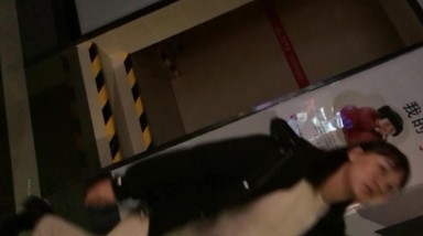 女厕厕拍 超大胆镜头贴到屁股上拍摄 光线暗了点 但非常真实刺激