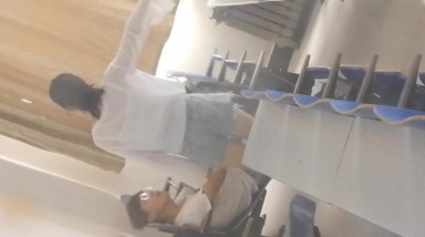 大学校园女厕厕拍一路跟踪美女班长 偷窥漂亮的小黑鲍