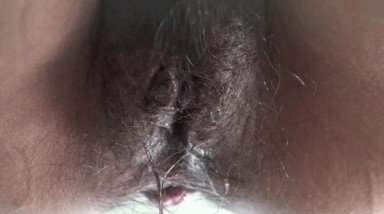 女厕厕拍10几年前的两个时尚美女，一个半透明内裤毛多B又嫩