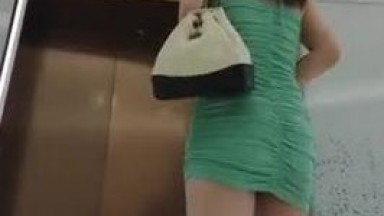 精品裙底偷拍某房100RMB热作品  极品无内！极品美女穿紧身包臀裙无内