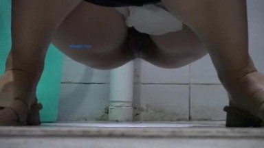 餐厅女厕厕拍蹲守白褂黑裙披肩发美职员 紧窄的嫩穴缺乏滋润有点发涩