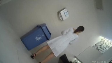 化妆品公司女厕五官精致丹凤眼白领女神 窄小的逼孔尿出一条细直线