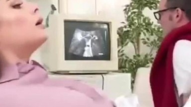 这种剧情的太戳性癖了 看着好爽 老公陪老婆看医生 被医生操了 监视器还能看到鸡鸡抽插