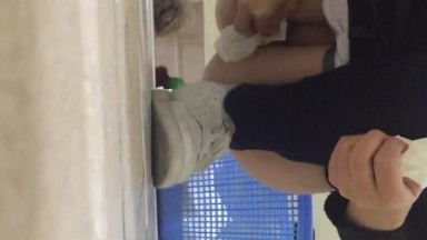 厕拍大神潜入某舞蹈培训班女厕偷拍美眉嘘嘘