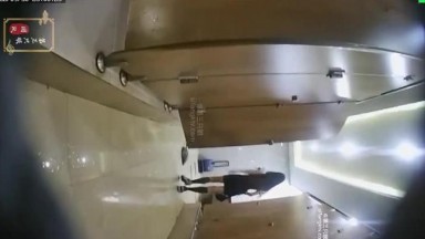 十月最新流出国内厕拍大神 潜入酒吧女厕开着小电筒偷拍小姐姐尿尿第9季前后近景拍摄