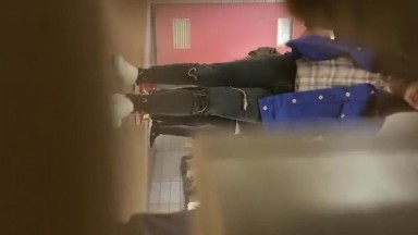 国内厕拍牛人潜入某学院女厕 偷拍下课后一群学生妹叽叽喳喳相约来尿尿