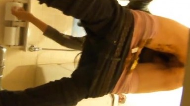 【精品厕拍】外站盗摄医院女厕美女拉稀憋不住拉一裤子 美女用杯子接尿 亮点