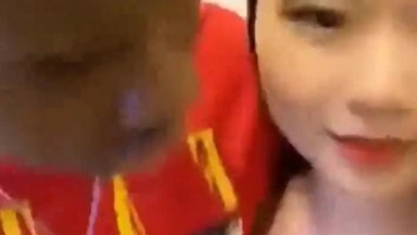 美眉找黑鬼秀恩爱 后续大家自己想象一下 像小母狗一样趴着被青筋暴起的大肉棒插入那一刻是何感受