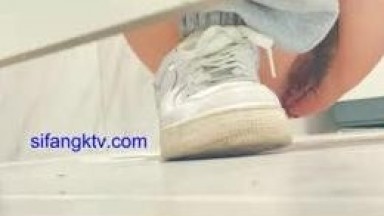 十月最新流出厕拍大神商场 尾随几个美女进女厕偷窥嘘嘘其中两个高颜值看着真想操