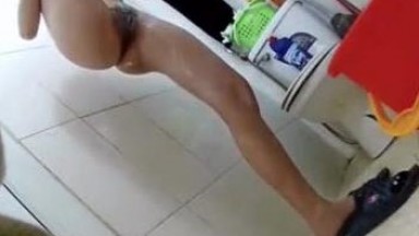 偷拍好身材表姐洗澡劈腿搓小腿整个阴部正对着镜头裂开