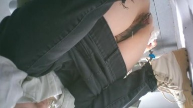 商场女厕全景厕拍偷拍 破洞牛仔少妇的极品小黑鲍