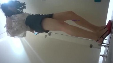 科技楼厕拍蹲守 红色高跟鞋的骚气少妇 小穴饱满 唇肉肥厚 微微外翻 夹住不放