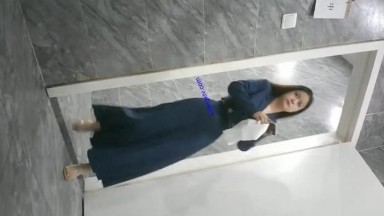 潜入办公楼厕拍偷拍两位美少妇 肥美的嫩鲍鱼 浑圆的肉白臀