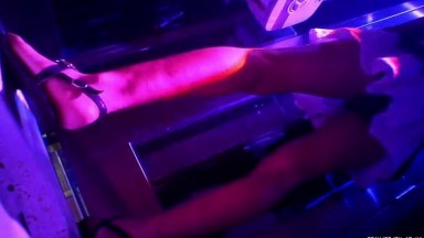 经典帝国酒吧厕拍长发大长腿，裙子差点都被尿到了，屁眼一圈毛，好有舔的欲望