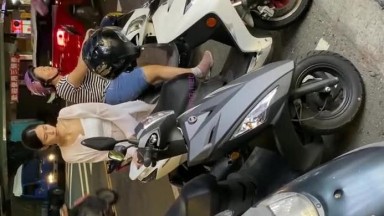 厕拍小吃店一路跟踪尾随偷拍 清纯的美少妇