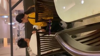 小吃店全景厕拍偷拍 B上粘了一块纸巾的小美女