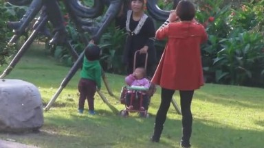 厕拍带孩子在秋千玩耍的短发妈妈憋不住了解大便