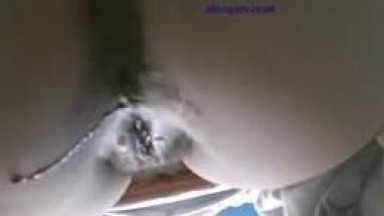 国内厕拍大神潜入纸箱厂女厕全景后拍美女尿尿❤️牛仔裤开裆黑丝骚妇性感美臀4K高清版