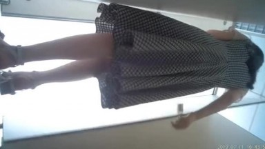 科技园女厕厕拍蹲️喜欢闻内裤清新小女神,粉嫩的椭圆形肉片上有个痘痘