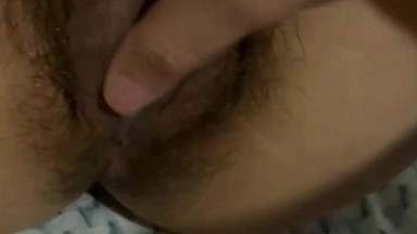 大哥出门做生意 真实乱伦迷玩嫂子 一个人在家她的杯子里下点药 终于可以好好玩玩嫂子的小黑B了