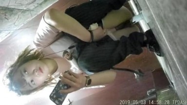 厕拍可爱的卷发辫子小妞愤怒的盯着摄像头，不过应该是没发现， 继续拉便便